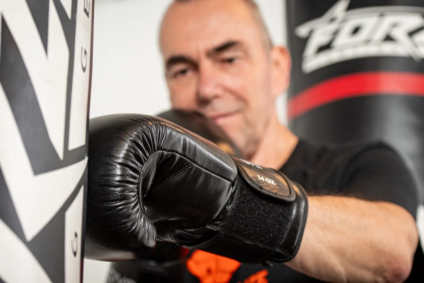 Een deelnemer met bokshandschoenen tijdens de training